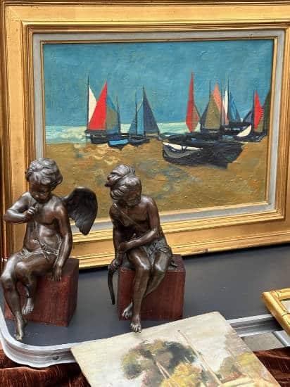 vue sur un tableau et deux anges brocante