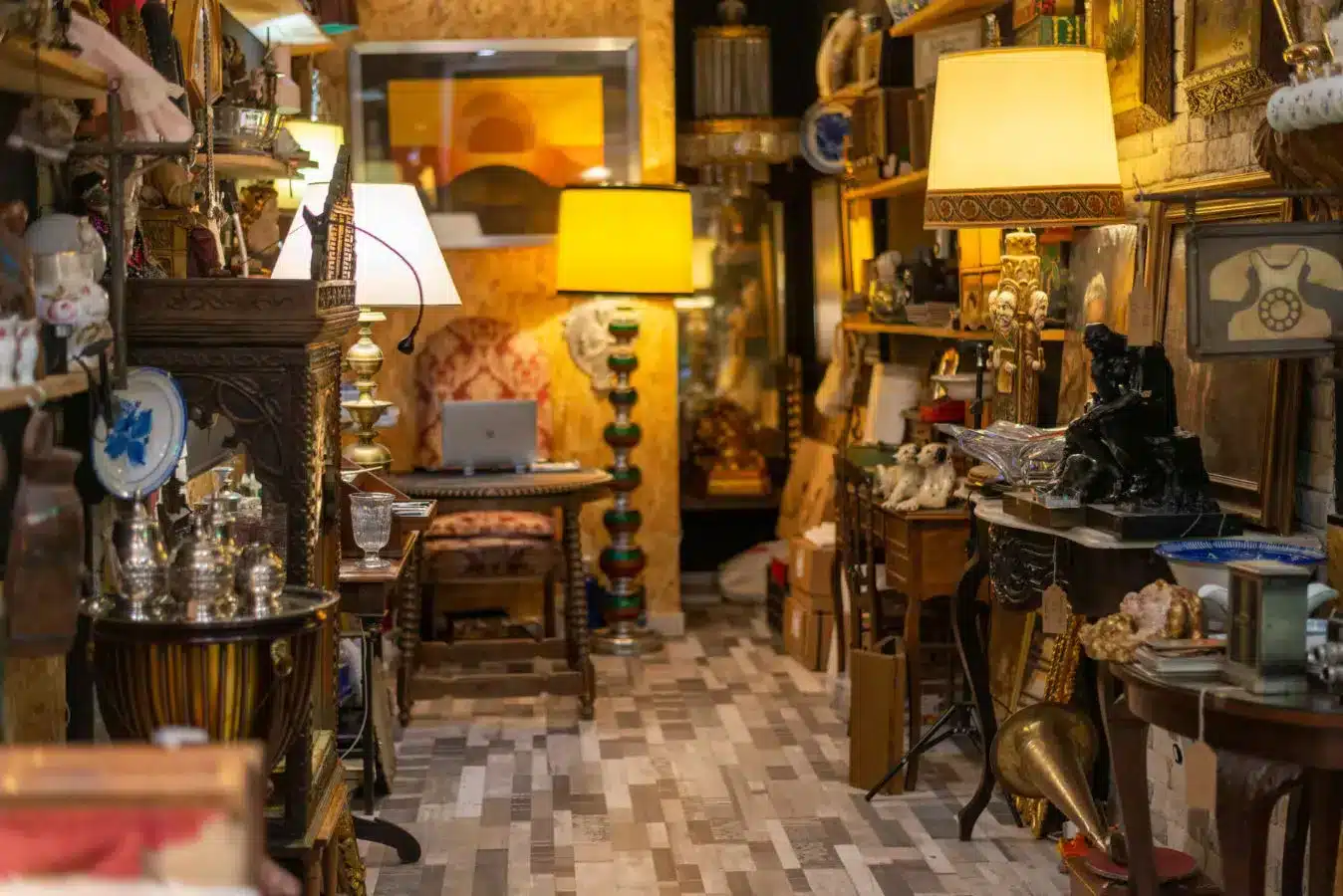 Toutes sortes d'objets présents dans une brocante à Paris XIVe tous ces objets ont fait l'objet d'une estimation pour leurs ancien propriétaires